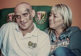 „DZIELĄ NAS KLUBY, ŁĄCZY MIŁOŚĆ” – O FILMIE „MIŁOŚĆ BEZ USTAWKI” KAMILA KRÓLA